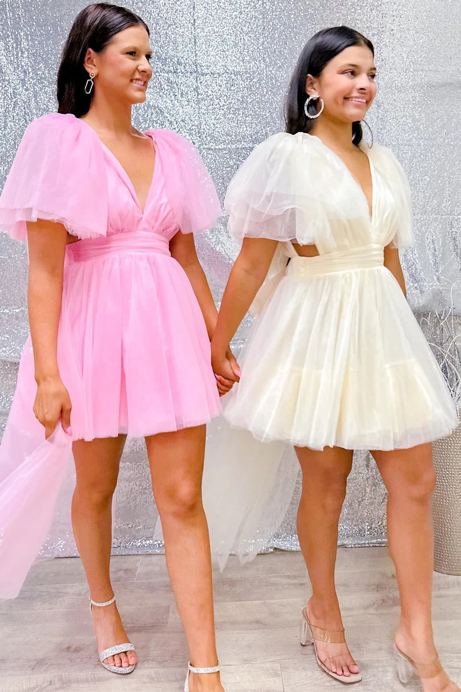 Vestido de fiesta con escote en V profundo y mangas con vuelo